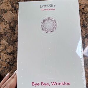 Lights tin red light therapy wrinkle treatment device